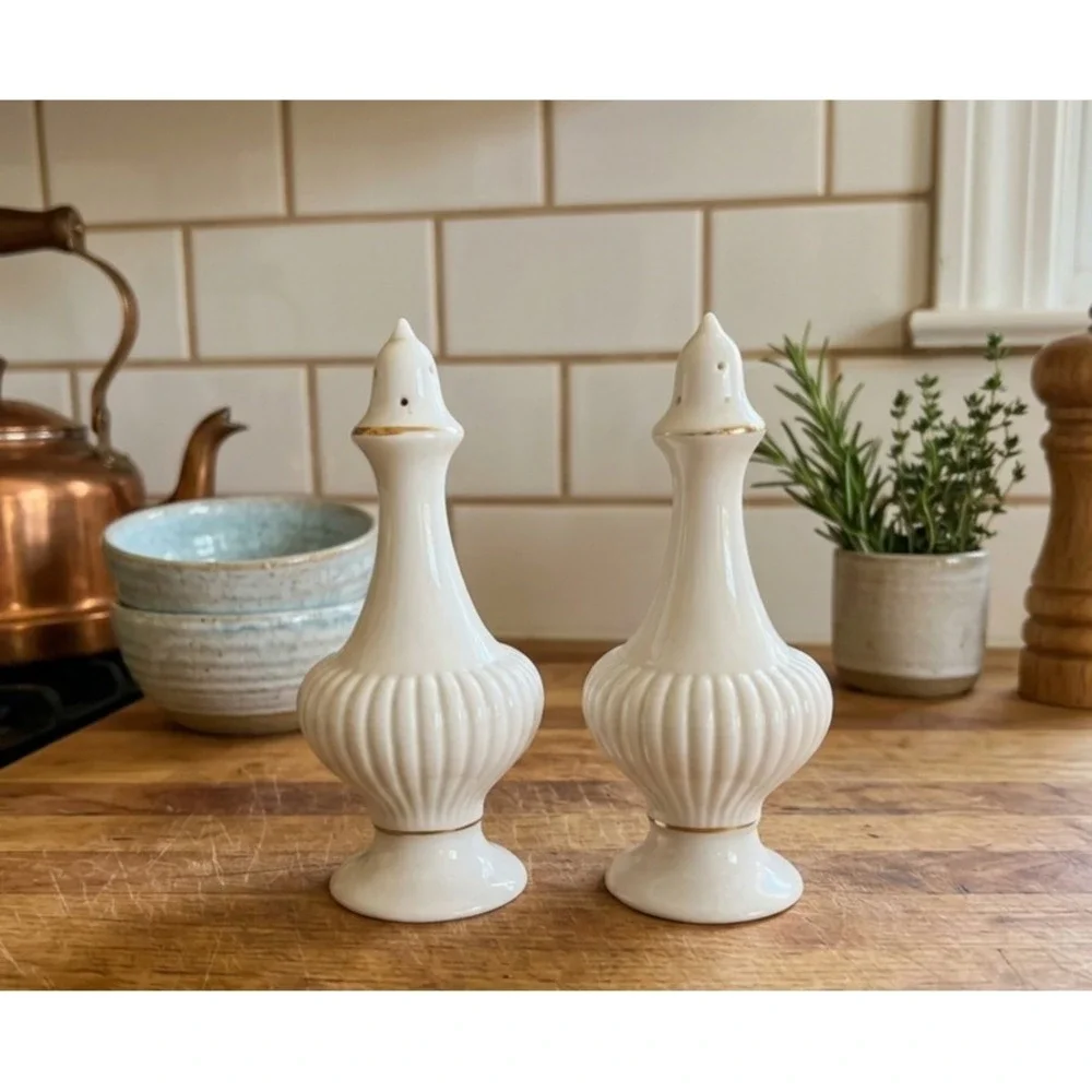 Porcelane‎ Collection Salt & Pepper Shakers Ribbed White Gold Trim 5 5/8